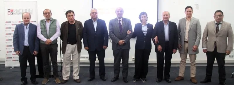 Marcos Tinman y Alejandro Muñoz junto a referentes de la ingeniería estructural peruana en SENCICO