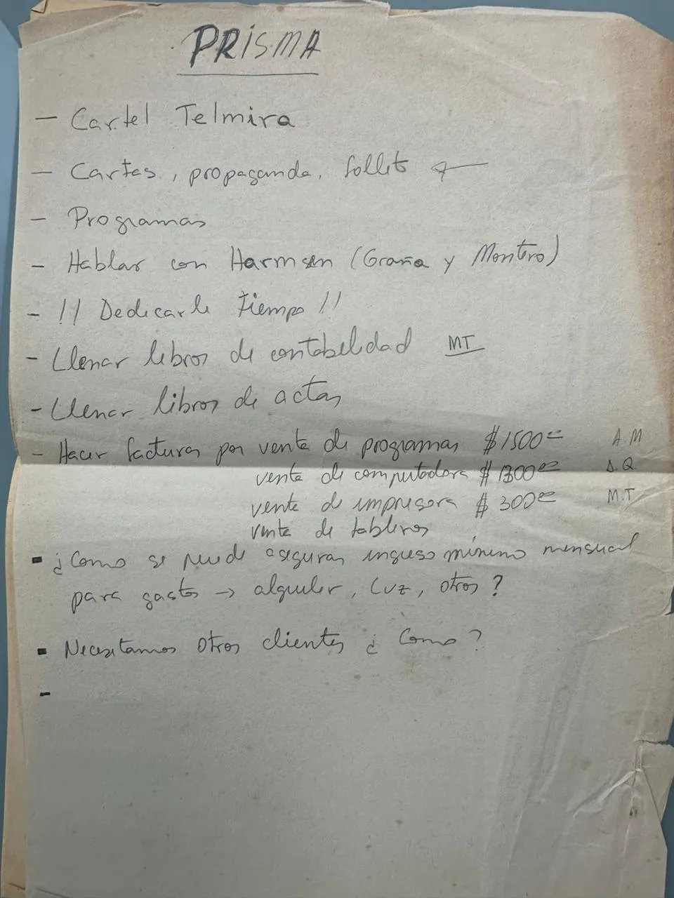 Lista de pendientes y libreta de ingresos de 1990, con las iniciales de los tres socios.