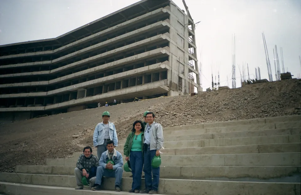 Paseo de 1998 y visita a la obra del Estadio Monumental.