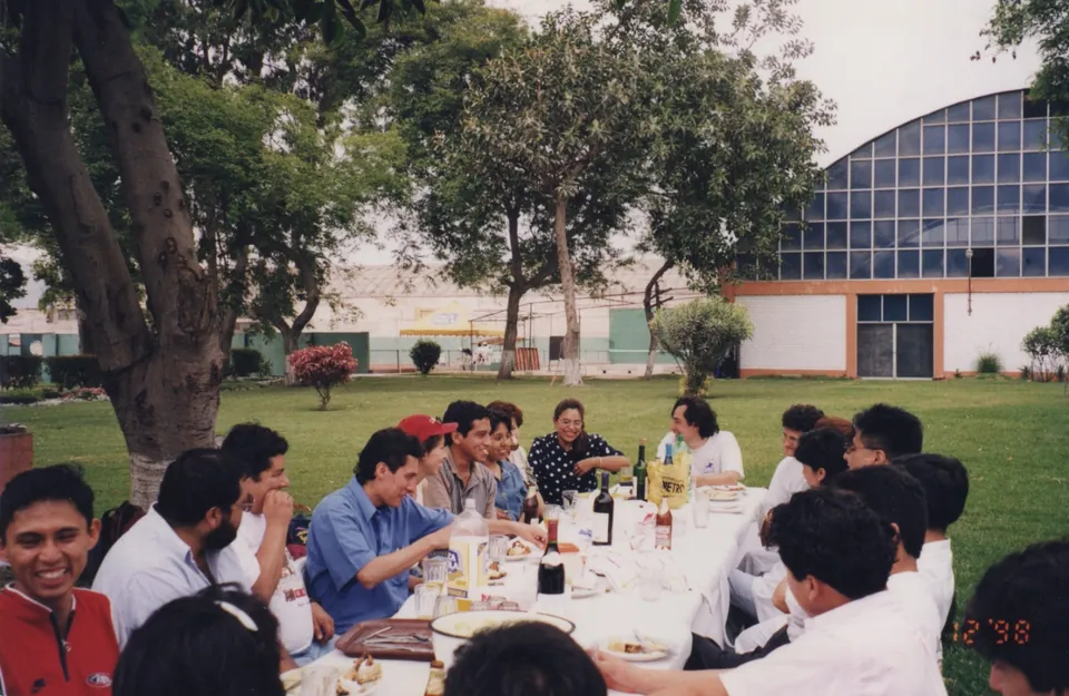 Paseo de 1998 y visita a la obra del Estadio Monumental.